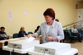 Голосует председатель Калининградской областной Думы Марина Оргеева.