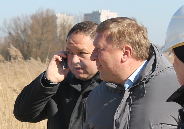 заместитель председателя городского Совета депутатов  Калининграда Андрей Шумилин крайний слева.jpg