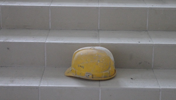 Каска строителя в школе на Сельме.jpg