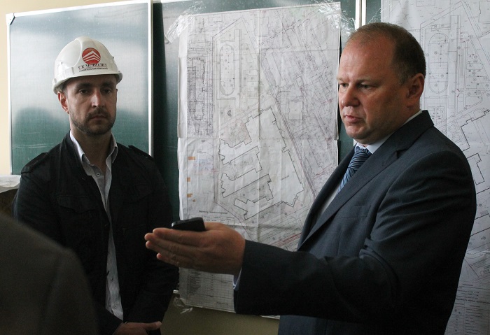 Николай Цуканов на инспекции школы на Сельме.jpg