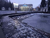 В Калининграде самокат Whoosh ритуально утопили в фонтане у «Балтики»