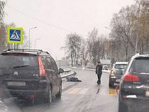На Восточной эстакаде Калининграда на дороге лежит женщина