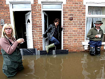 Наводнение в Великобритании: уже затопило 6 графств
