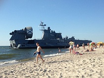 Под Балтийском военный корабль вышел на пляж 