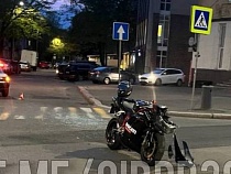 На Советском проспекте легковой «Ауди» повалил на асфальт мотоциклиста