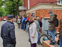 Соцсети: на Барнаульской стоят очереди за справками 