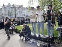 Парад Победы в центре Калининграда смотрели даже босиком