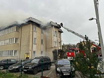 В Калининграде огонь уничтожает 3-этажный особняк 