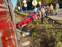 В Озерках поезд врезался в легковой автомобиль