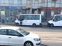 Полиция останавливает маршрутные микроавтобусы на площади Победы