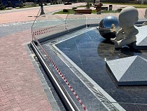 В Зеленоградске туристы угробили стекло фонтана голых пупсов