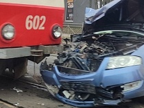 В Калининграде трамвай залез автомобилю под капот