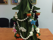 Подопечные фонда "Берег Надежды" нарядили необычную елку