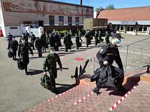 В Калининграде призывников отправили служить на завод