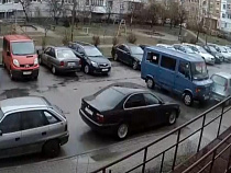 В Калининграде авто без водителя само подъехало к дому и загорелось (видео)