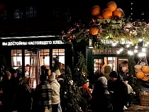 Толпы туристов помешали пробиться в кафе даже сити-менеджеру Калининграда