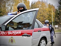 На Киевской в Калининграде соседи спасались от пьяного с ножом