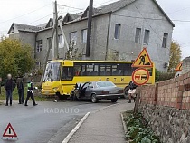 В Железнодорожном «Мерседес» врезался в школьный автобус 