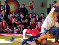 В Немане в международном турнире по греко-римской борьбе приняли участие более 120 юношей