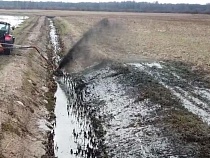 В Калининградской области грязь стали сбрасывать в поля