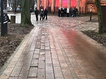 Житель Калининграда показал убитые новые тротуары острова Канта