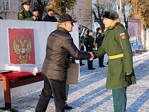 Мэр Черняховска вручил знаки юнармейцам в ракетной бригаде