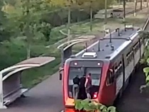 Машинист разогнал пытавшихся уехать прицепом на поезде подростков