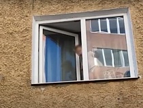 В Калининграде 2-летний мальчик опасно стоял у открытого окна