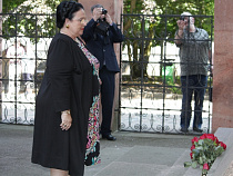 Великая Княгиня Мария Владимировна возложила цветы к могиле философа Иммануила Канта и побывала в Кафедральном соборе в Калининграде