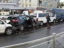 Крупная авария в центре Калининграда: столкнулись 5 машин и маршрутка 