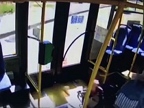 Опубликовано видео из автобуса «Калининград-ГорТранса» с падающим ребёнком