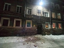 В Советске продолжает разваливаться дом в центре города