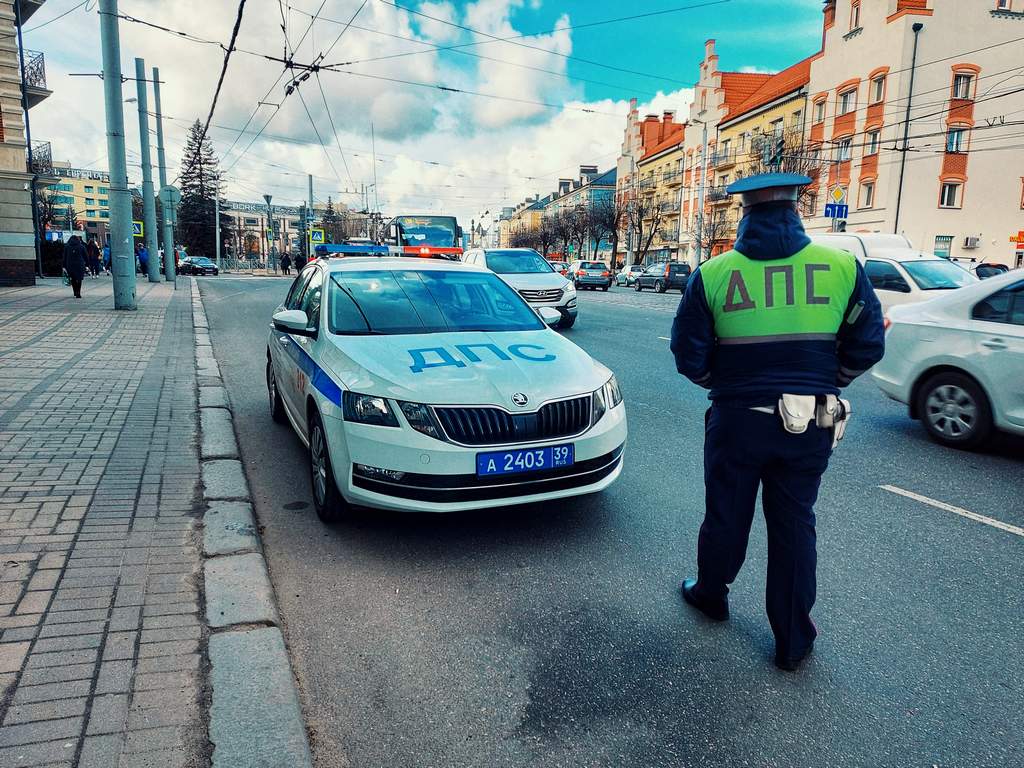 Выехавшему на встречную полосу водителю за это разбили нос