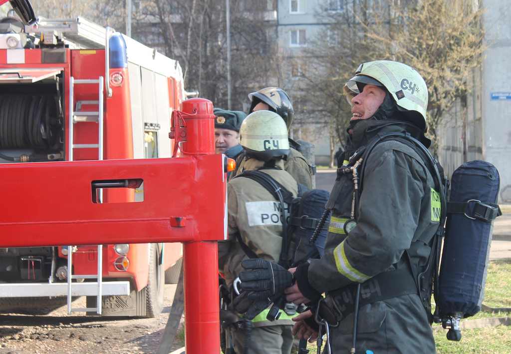 Калининградские пожарные. Пожарники Калининграда. Калининградские пожарные на пожаре. Крупный пожар в Гурьевске в Калининградской области.