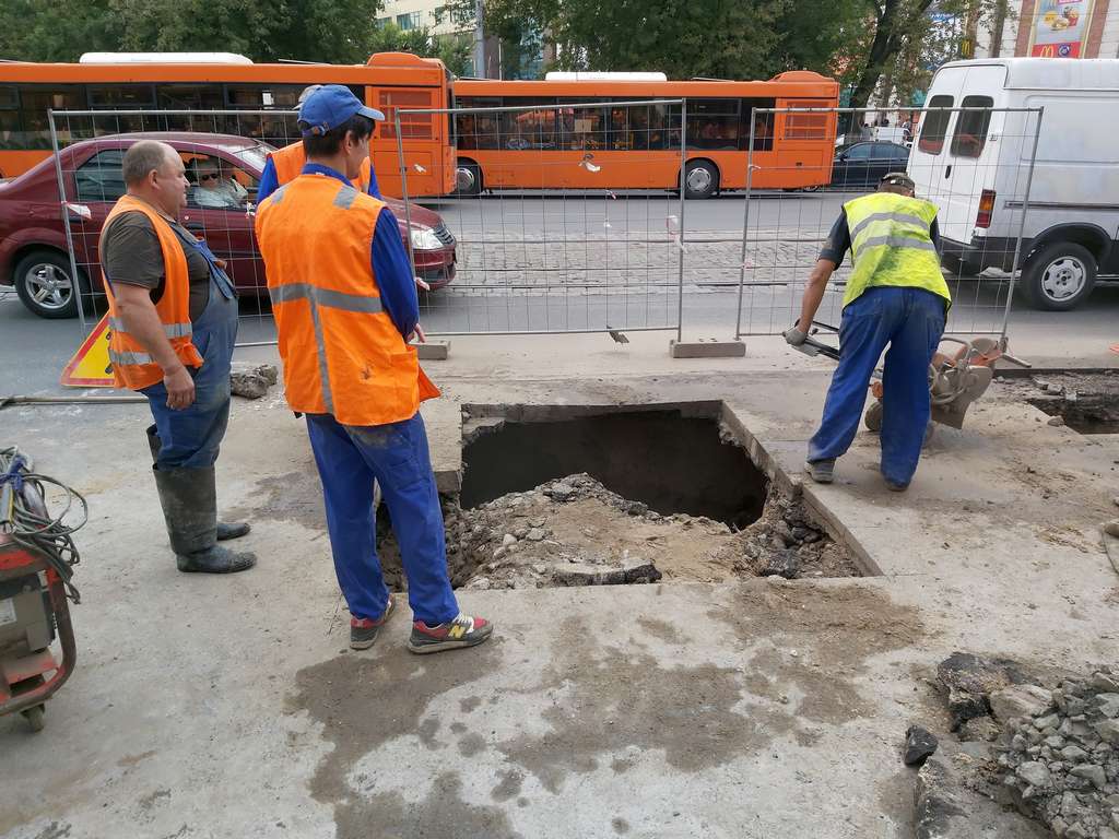 Происшествия калининград. Прорвало трубу Калининград. Авария Водоканал Калининград вчера Машиностроительная. Перекрыто движение из-за раскопок. Пробка в Калининграде площадь.