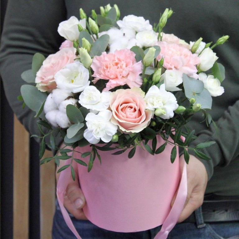 Цветы в шляпной коробке — идеальная композиция и оригинальный подарок