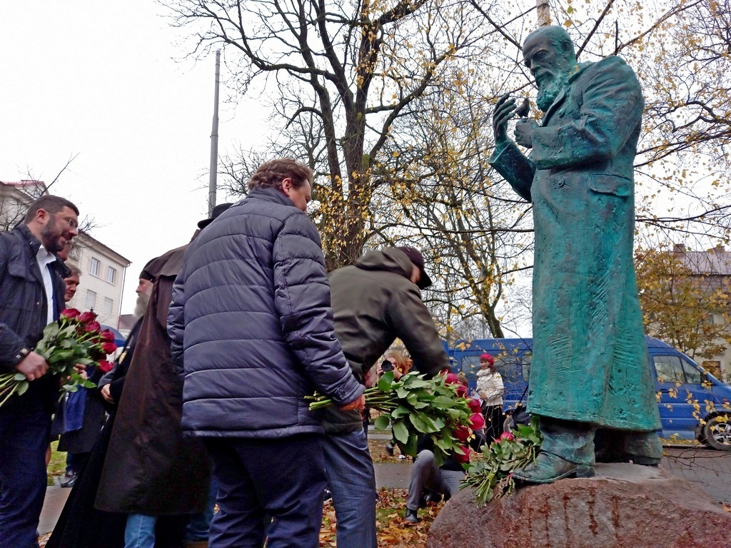 Скульптор попросил не отмывать позеленевший памятник Достоевскому |  12.11.2021 | Новости Калининграда - БезФормата