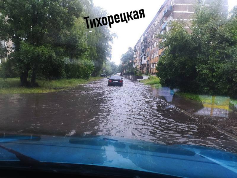 Затопило ли улицу. Калининград ливень. Потоп ливень в Калининграде. Калининград затопленный город. Ливень в Балтийске.