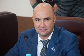 Депутат Александр Колодяжный с новым депутатским значком.