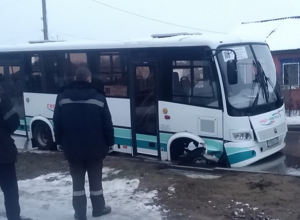 Где провалился автобус. Белес автобус. В Кораблино провалился автобус. Провалился автобус сегодня. На Зеленстрое автобус провалился.