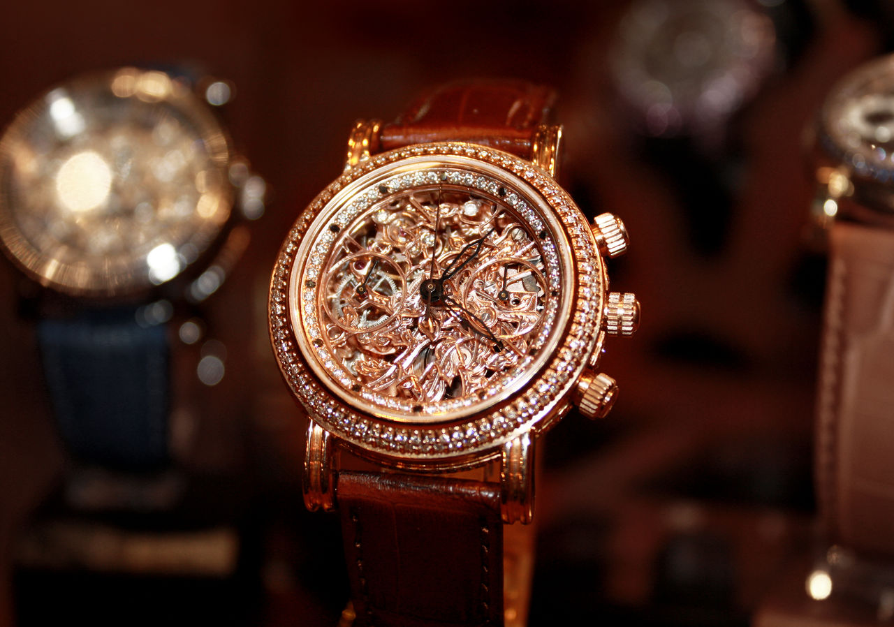 Наручные часы с камнями. Часы с драгоценными камнями. Часы из драгоценных металлов. Антикварные часы наручные женские. Наручные мужские часы драгоценные.