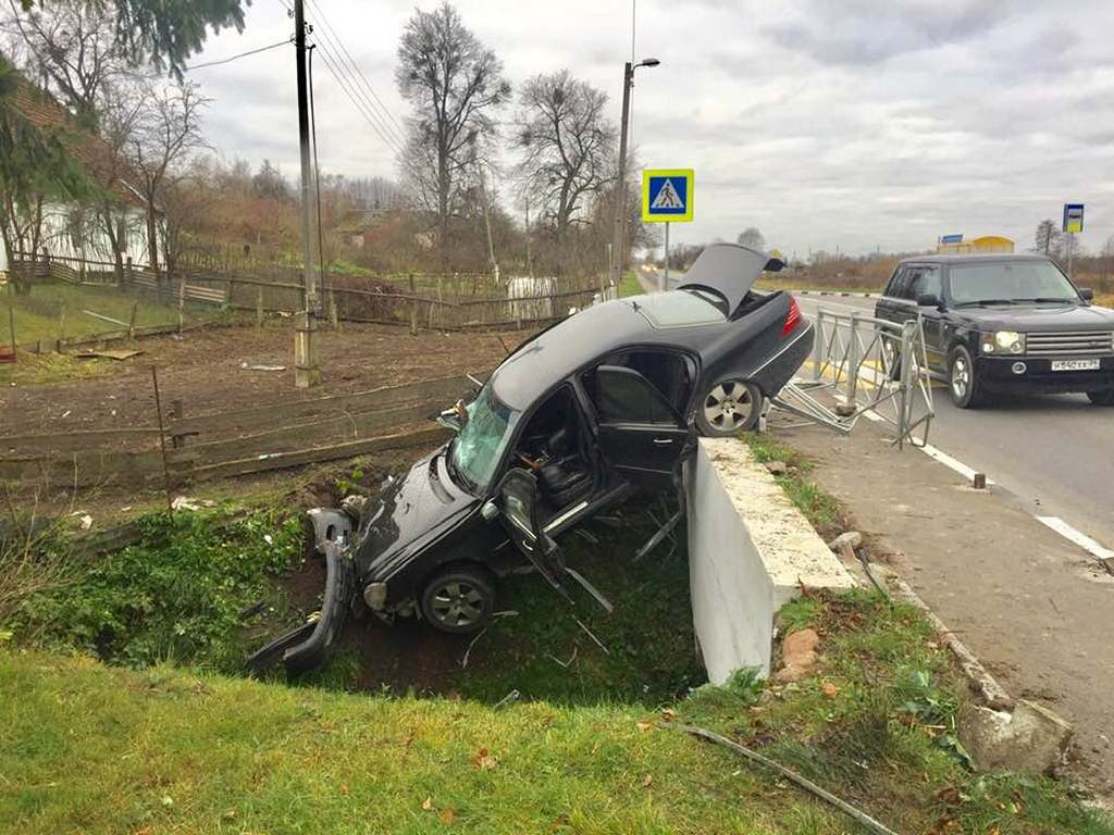 Под Черняховском «Мерседес» съехал в кювет, чтобы не сбить детей