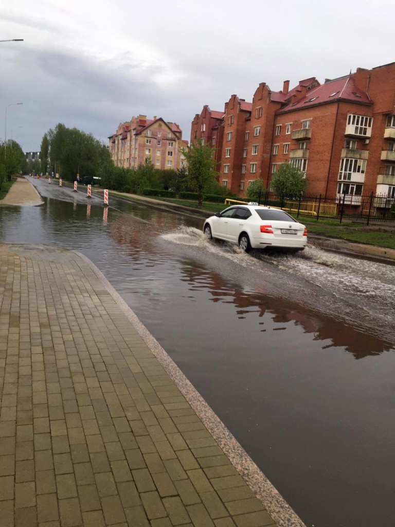 Окружную в Зеленоградске затопило ливнем несмотря на свежий ремонт