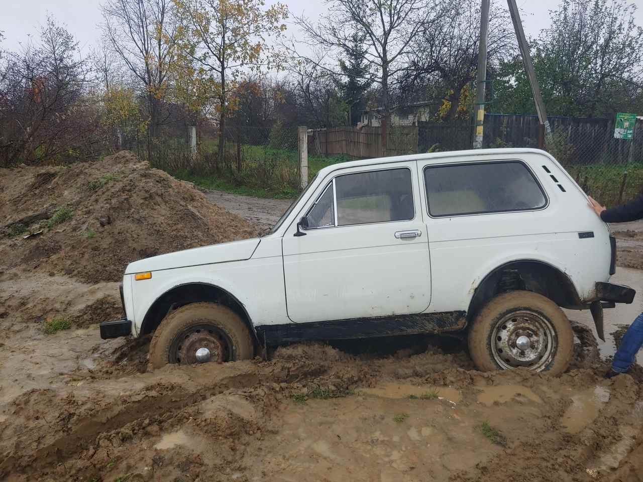 В Калининграде утонул в грязи внедорожник