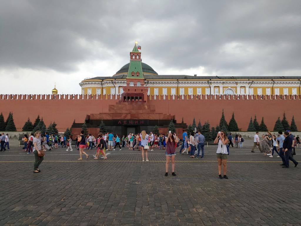 Москва красная площадь ленина. Фото Ленина в мавзолей в Москве 2019. Мавзолей Владимира Ленина в Москве на красной площади фото. Вожди на красной площади. Ленин на красной площади фото.