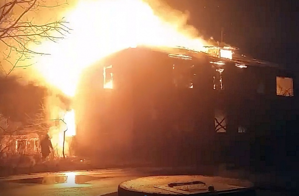 В Прибрежном сильным огнём уничтожен расселённый дом
