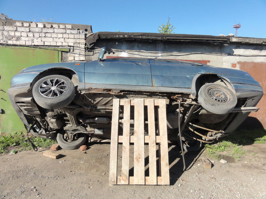 Не дождавшись ремонта, клиент изуродовал «тачку» автослесаря: уголовное дело