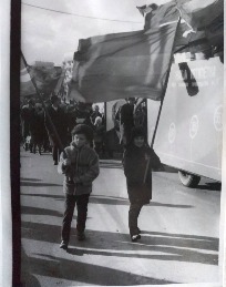 Ленинский проспект, дети несут флаги.