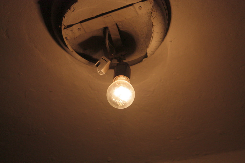 В калининском районе отключили свет. Не менять лампочки под напряжением.