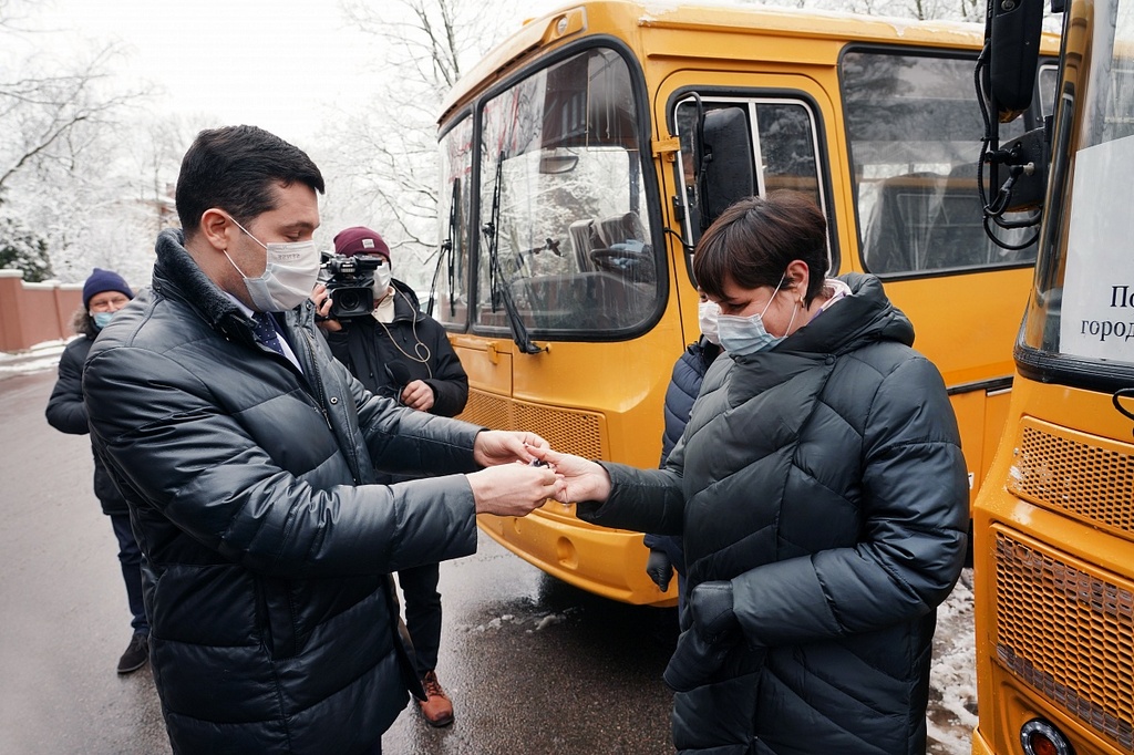 Школьникам из глубинки региона передали ещё 16 автобусов марки ПАЗ